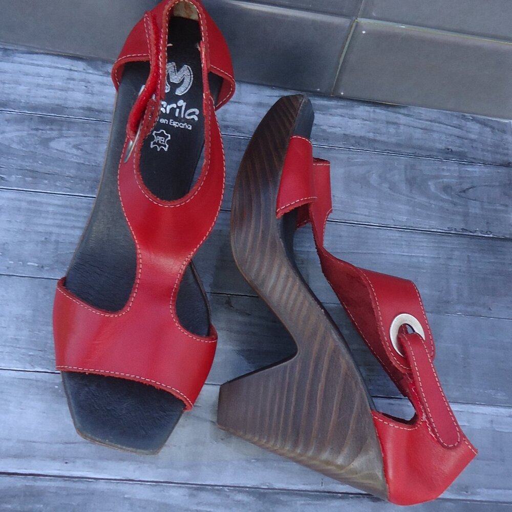 SIZE 38. Marila red leather platform sandals.